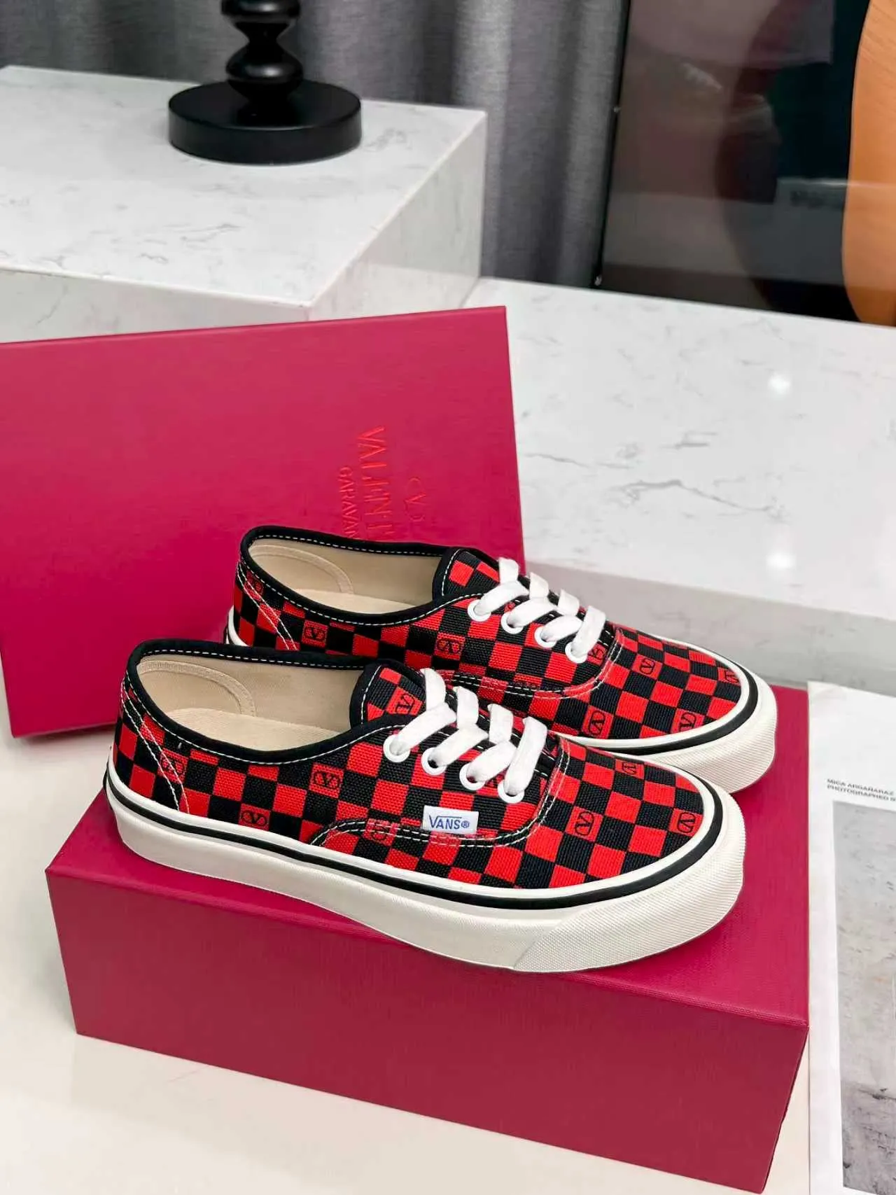 [Valentino Giving classic shoes a personality that spans the ages. Many celebrities - Jolin Tsai. Yang Zi. Liu Wen. Ma Baiquan. Choi Soobin. freen. Song Zuer. JJ Lin. zel. Cecilia Cheung. shark. Xin Yunlai...same style.